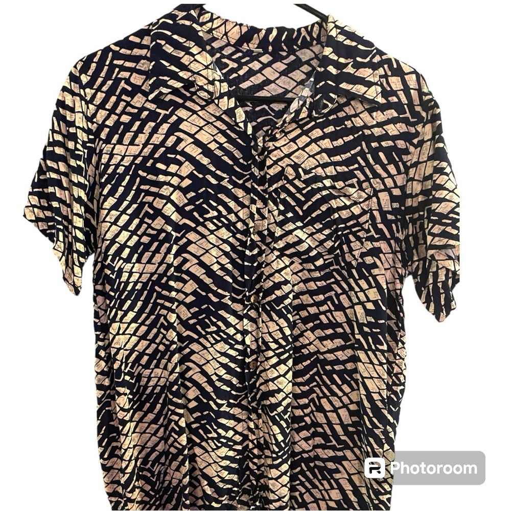Men’s silky shirt.